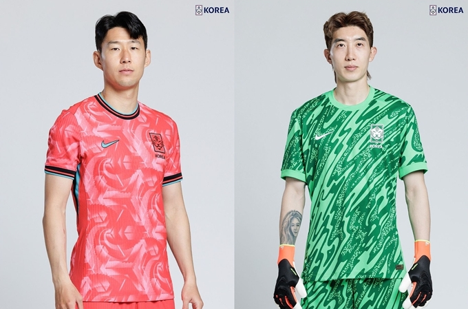 대한축구협회(KFA)가 19일 인스타그램을 통해 대표팀 선수들의 새로운 유니폼 실착 사진을 공개했다. 사진은 이날 공개된 손흥민과 조현우 유니폼 착용 사진. /사진=KFA 공식 인스타그램