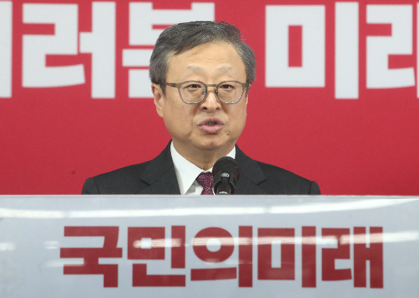 국민의힘 비례 위성정당인 국민의미래가 비례대표 17번에 배치된 이시우 전 국무총리실 서기관의 공천을 취소했다. 사진은 지난 18일 서울 여의도 중앙당사에서 기자회견을 갖고 제22대 국회의원선거(총선) 비례대표 후보자 순번을 발표하는 유일준 국민의미래 공천관리위원장. /사진= 뉴스1