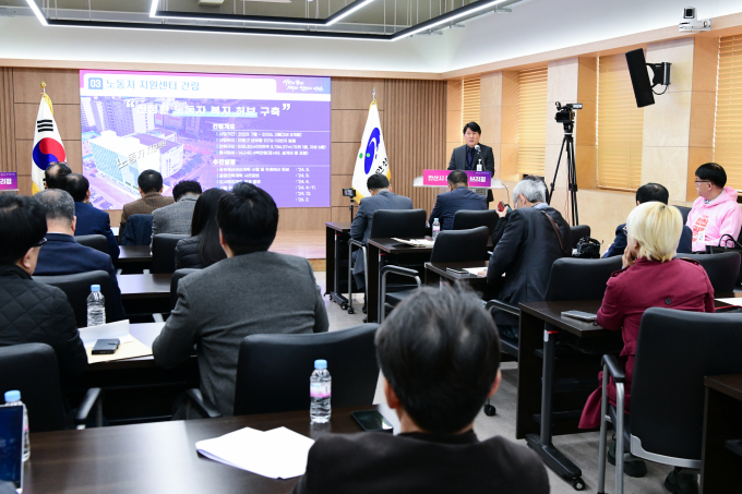 도원중 안산시 기획경제실장은 19일 언론브리핑에서 인구 감소 문제 해결에 대한 대안을 제시했다. / 사진제공=안산시