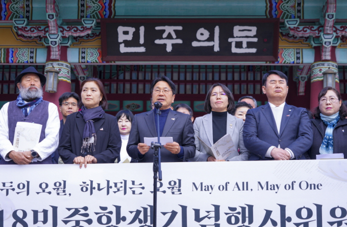 강기정 광주광역시장(왼쪽 세번째)이 19일 오전 북구 국립5·18민주묘지 민주의 문 앞에서 열린 '제44주년 5·18민중항쟁기념행사위원회 출범식'에서 참석해 인사말을 하고 있다./사진=광주시