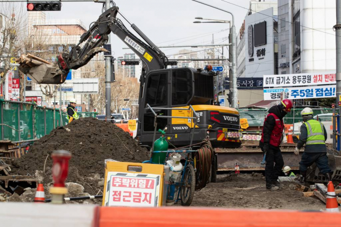 지난해 건설산업 임금 체불액은 전년(2925억원)과 비교할 때 49.2% 증가한 4363억원을 기록했다. 전 산업 임금 체불액이 1조7845억원이었던 것과 비굫면 전체의 24.4%를 건설업이 차지했다는 의미다./사진=뉴시스