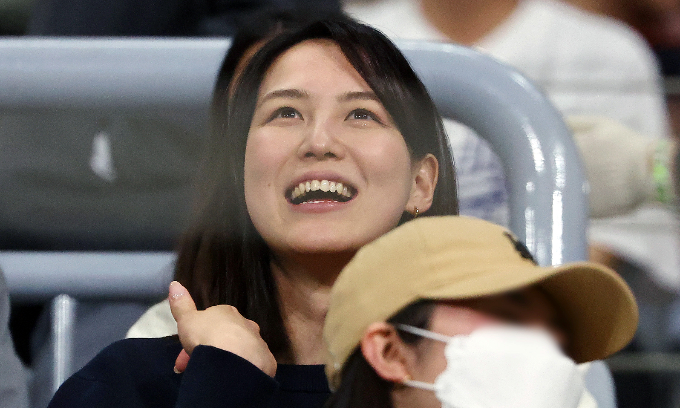 지난 18일 오타니 쇼헤이(30·LA다저스)의 아내 다나카 마미코(27)가 서울 구로구 고척스카이돔을 방문해 관중석에서 경기를 관람하면서 화제를 모았다. 사진은 이날 다나카가 LA다저스와 팀 코리아의 경기를 관람하는 모습. /사진=뉴스1