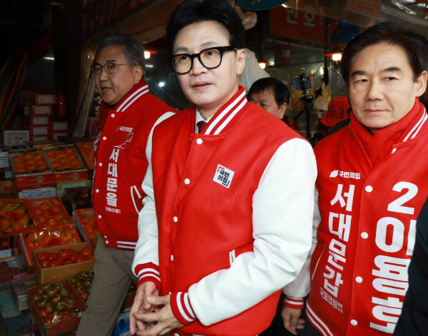 '윤한 갈등'이 2차전에 돌입한 것으로 보이는 가운데 의원들이 한동훈 국민의힘 총괄선대위원장의 입장에 귀를 기울이고 있다. 사진은 19일 서울 서대문구 인왕시장에서 이용호 후보(서대문 갑), 박진 후보(서대문 을)와 함께 시민들에게 인사하는 한 위원장(가운데). /사진= 뉴스1