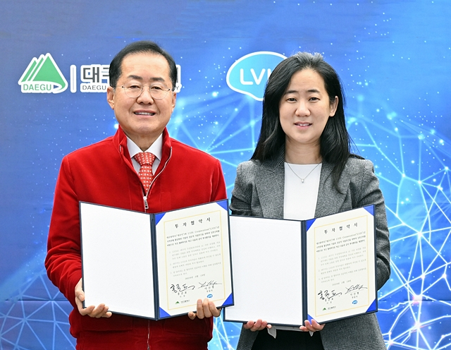 홍준표 대구시장(왼쪽)이 이진형 엘비스 창업자와 수성알파시티 내에 'AI 기반 뇌질환 치료 연구센터' 신설을 위한 투자협약을 체결한 뒤 기념촬영을 하고 있다./사진제공=대구광역시