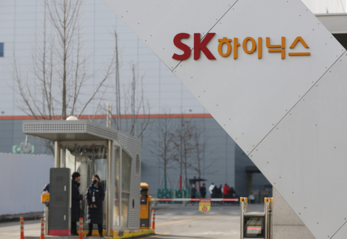 SK하이닉스가 고대역폭 메모리 5세대 제품을 세계 최초로 양산했다. 사진은 SK하이닉스 이천 본사. /사진=뉴스1