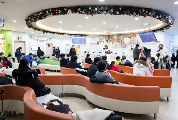울산지역 유치원과 학교에서 노로바이러스로 추정되는 식중독 증상이 연이어 신고됐다. 사진은 한 소아과에서 진료를 대기하는 환자들의 모습. /사진=뉴스1