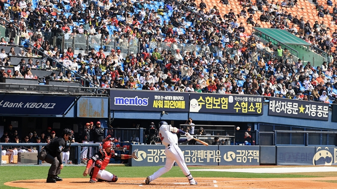 두산이 19일 대전 한화이글스파크에서 열린 시범경기에서 한화와 7대7 무승부를 거두면서 전승 달성에 실패했다. 사진은 지난 14일 서울 송파구 잠실야구장에서 열린 기아 타이거즈와의 경기에서 두산 김재환이 적시타를 치는 모습. /사진=뉴스1