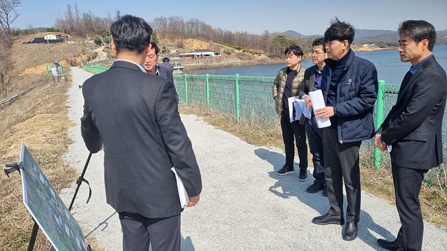 경기도 하천과가 18일 안성 한천 정비사업 현장을 방문해 고삼호수 제방에서 브리핑을 시작으로 한천 전 구간의 현황과 한천 지방하천기본계획에 따른 주요 보축, 축제 구간을 위주로 현안을 공유하며 현장을 직접 살폈다. / 사진제공=안성시