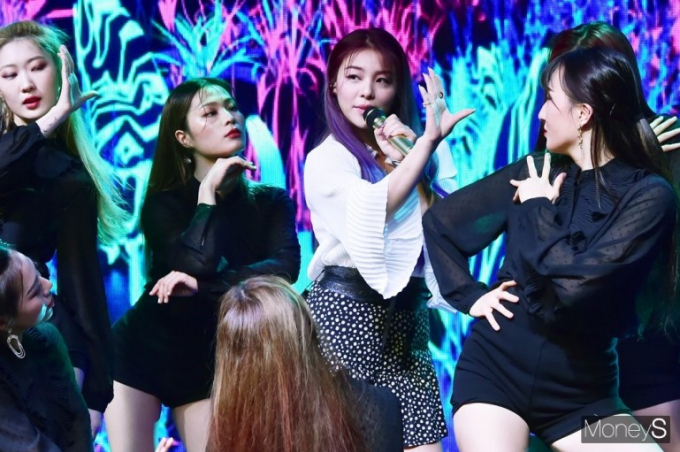 가수 에일리가 사랑에 빠졌다. 사진은 지난 2019년 7월 서울 청담동 일지아트홀에서 열린 두번째 정규앨범 'butterFLY'(버터플라이)' 발매 기념 컴백 쇼케이스에 참석한 가수 에일리. /사진=임한별 기자