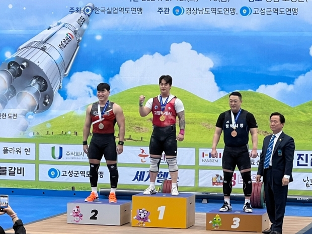 고양시청 역도팀 소속의 박형오 선수(왼쪽 두번째)가 실업역도선수권대회에서 금메달을 딴 뒤 주먹을 불끈 쥐고 있다. / 사진제공=고양특례시