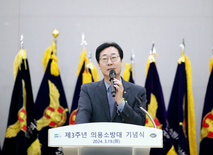 정명근 화성시장이 19일 화성소방서 대회의실에서 열린 제3회 의용소방대의 날 기념식에 참석해 각종 재난으로부터 화성시민의 생명과 재산을 보호하기 위해 노력하는 의용소방대원의 노고를 격려하고 있다. / 사진제공=화성시