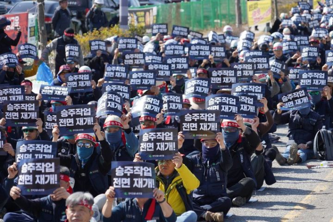민주노총 전국건설노동조합 전기분과위원회는 13일 전남 나주 한전 본사 앞에서 생존권 쟁취를 위한 결의대회를 열었다./뉴시스 