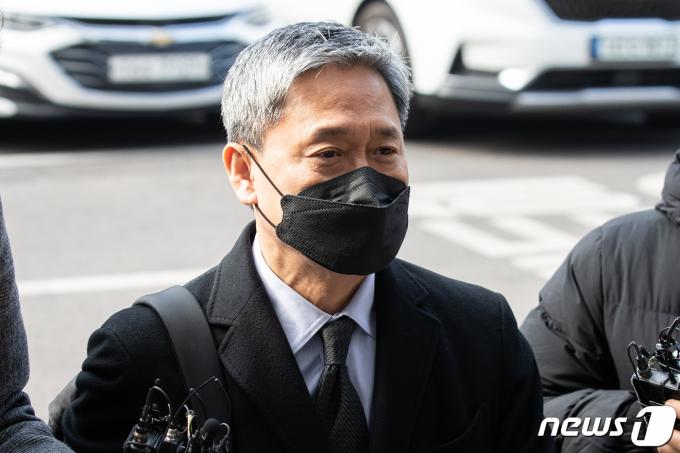 '드라마 제작사 고가 인수 의혹'을 받는 김성수 카카오엔터테인먼트 대표가 1일 서울 양천구 남부지방법원에서 열린 구속 전 피의자 심문(영장실질심사)에 출석하고 있다. 2024.2.1/뉴스1 ⓒ News1 유승관 기자
