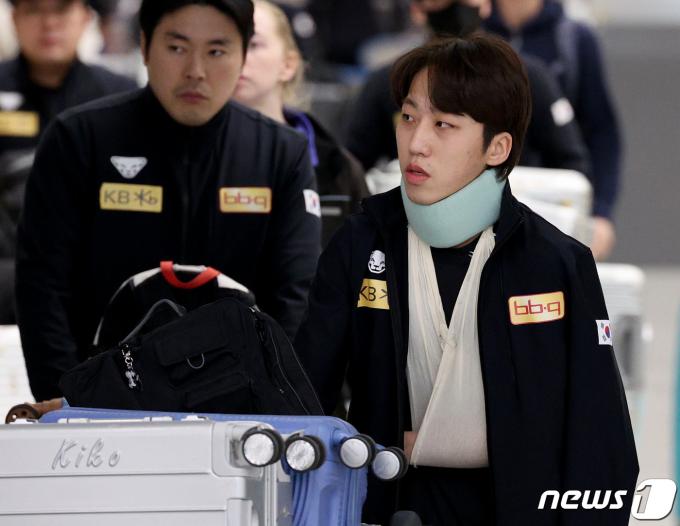 [사진] 황대헌과 충돌, 부상입고 귀국하는 박지원