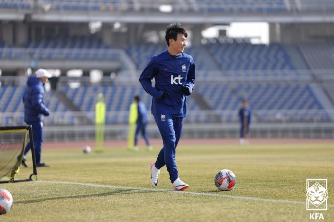 [사진] 밝게 미소 지으며 훈련하는 김문환