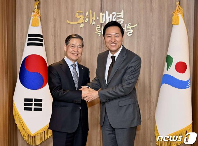 오세훈 서울시장과 감경철 '행복한출생 든든한미래' 이사장. (서울시 제공)ⓒ 뉴스1