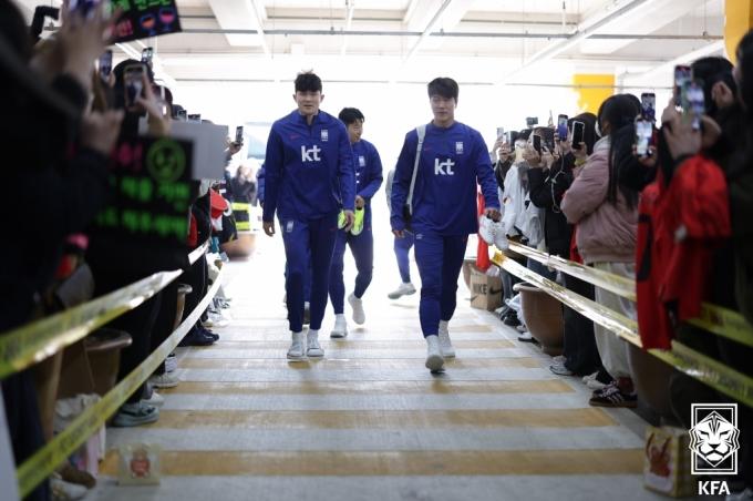 [사진] 팬들에게 인사하는 김민재·손흥민·김영권