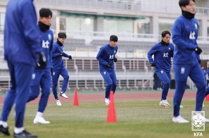 [사진] 몸 푸는 김민재