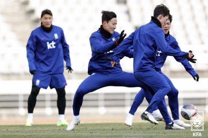 [사진] 밀착 수비하는 권경원