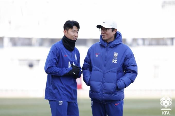 [사진] 황선홍 감독과 대화 나누는 손흥민