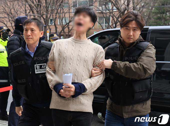 국민의힘 중앙당사에 난입해 집회 및 시위에 관한 법률 위반 등 혐의를 받는 한국대학생진보연합(대진연) 회원 4명이 12일 오전 서울 양천구 서울남부지방법원에서 열리는 구속 전 피의자심문(영장실질심사)에 출석하고 있다. 2024.3.12/뉴스1 ⓒ News1 김진환 기자