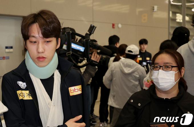 [사진] 이동하는 박지원, 황대헌은 인터뷰 중