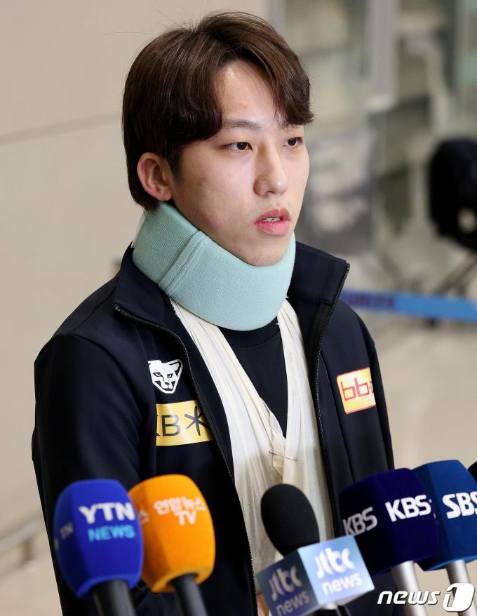 [사진] 취재진과 인터뷰하는 박지원