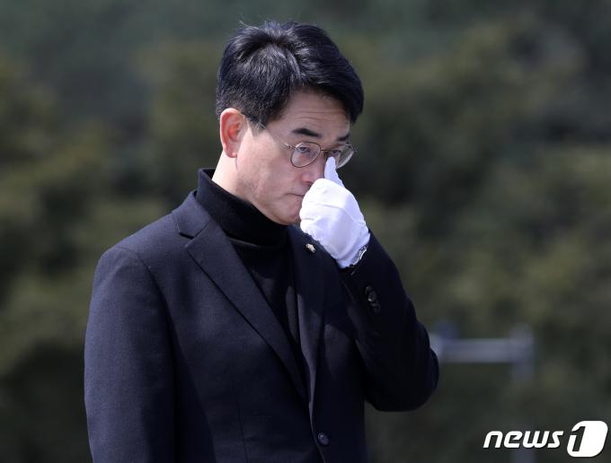 박용진 더불어민주당 의원이 19일 오후 경남 김해 시 진영읍 봉하마을을 찾아 고 노무현 전 대통령 묘역을 참배하고 있다. 박 의원은 정봉주 전 의원의 공천이 취소된 서울 강북을 지역구 후보 자리를 놓고 조수진 노무현재단 이사와 경선 중이다. 2024.3.19/뉴스1 ⓒ News1 윤일지 기자