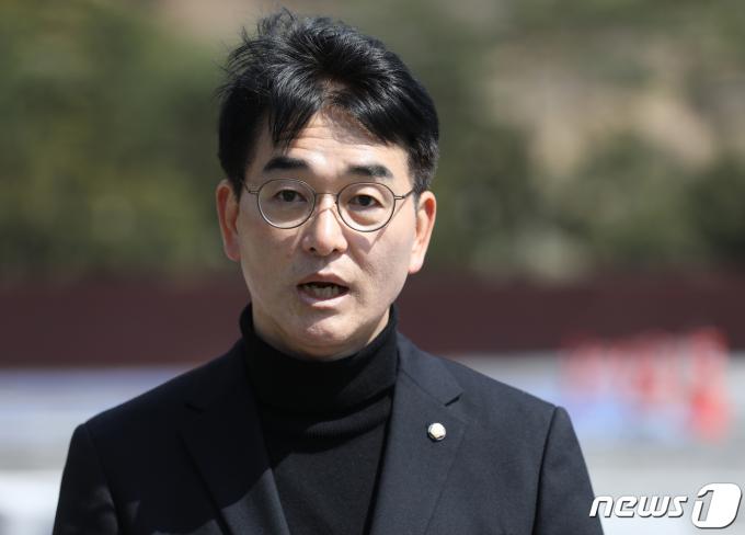 박용진 더불어민주당 의원이 19일 오후 경남 김해 시 진영읍 봉하마을을 찾아 고 노무현 전 대통령 묘역을 참배한 뒤 취재질 질문에 답하고 있다. 박 의원은 정봉주 전 의원의 공천이 취소된 서울 강북을 지역구 후보 자리를 놓고 조수진 노무현재단 이사와 경선 중이다. 2024.3.19/뉴스1 ⓒ News1 윤일지 기자