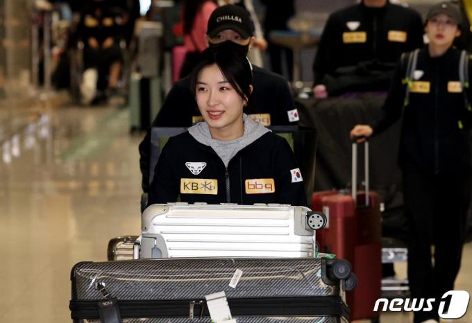 대한민국 쇼트트랙 대표팀 김길리가 19일 오후 인천국제공항 제2터미널을 통해 귀국하고 있다. 김길리는 네덜란드 로테르담 아호이 아레나에서 열린 2024 국제빙상경기연맹(ISU) 세계 쇼트트랙 선수권대회 여자 1500m 종목에서 금메달을 획득했다. 2024.3.19/뉴스1 ⓒ News1 장수영 기자