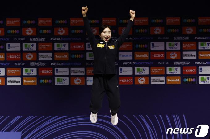 2024 국제빙상경기연맹(ISU) 세계 쇼트트랙 선수권대회에서 금메달을 획득한 김길리. ⓒ 로이터=뉴스1