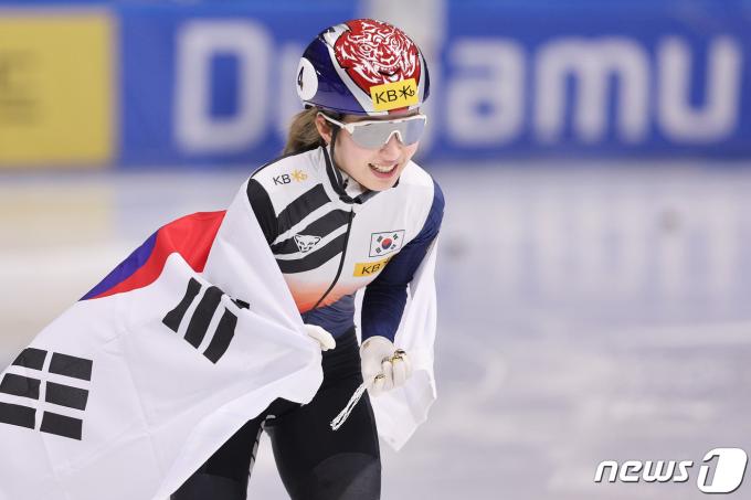 김길리가 17일 서울 양천구 목동아이스링크에서 열린 국제빙상경기연맹(ISU) 쇼트트랙 월드컵 4차 대회 여자 1500m 결승에서 1위로 결승선을 통과한 후 태극기를 들고 있다. 2023.12.17/뉴스1 ⓒ News1 신웅수 기자