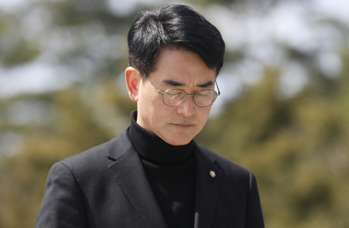  19일 서울 강북을 민주당 전략 경선 개표 결과 박용진 더불어민주당 의원이 조수진 노무현재단 이사에게 패배했다. 사진은 이날 오후 경남 김해시 진영읍 봉하마을을 찾아 고 노무현 전 대통령 묘역을 참배하는 박 전 의원. /사진=뉴스1