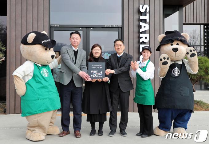 [사진] 스타벅스 10대 매장 현판식 참석한 장미란 문체부 차관