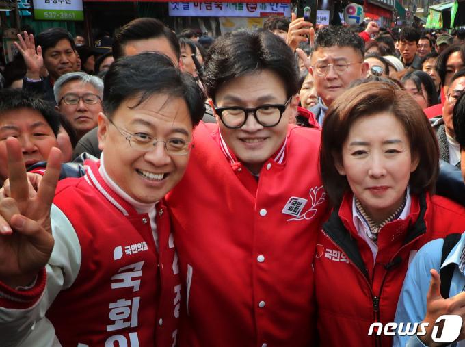 국민의힘 한동훈 비상대책위원장이 19일 오후 서울의 핵심 승부처인 '한강 벨트'를 찾아 4·10 총선 후보 지원에 나섰다. 한위원장은 서울 동작구 남성사계시장을 방문해 장진영 동작갑 후보와 나경원 동작을 후보를 지원하면서 시민들과 셀카를 찍거나 악수를 나누며 지지를 호소했다. 2024.3.19 ⓒ News1 송원영 기자