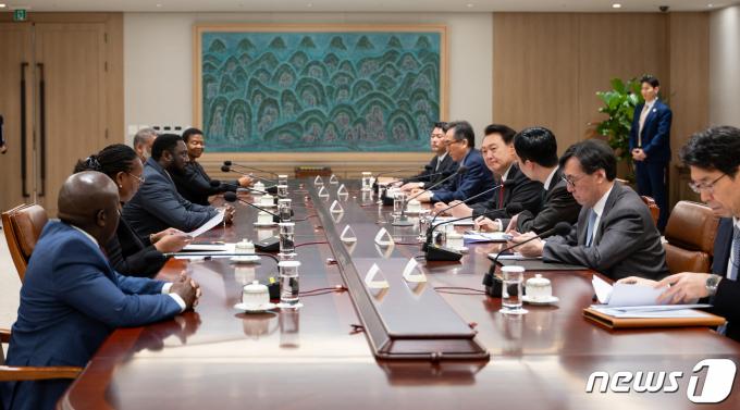 [사진] 아프리카 5개국 장·차관 접견하는 윤 대통령