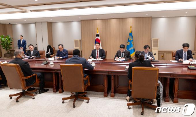 [사진] 아프리카 5개국 장·차관 접견하는 윤 대통령