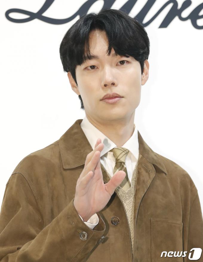 [사진] 류준열, 한소희와 열애 인정 후 첫 공식 외출…무표정 인사