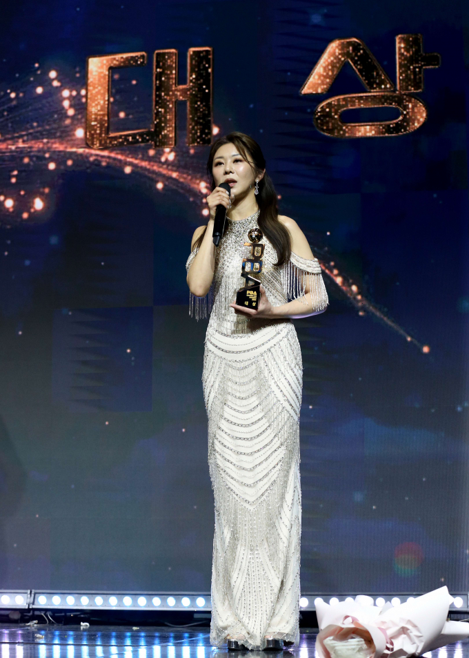 김가영이 19일 오후 서울 광진구 그랜드워커힐 워커홀에서 열린 '2024 PBA 골드큐 시상식'에서 LPBA 대상의 영광을 안았다. /사진=PBA 제공