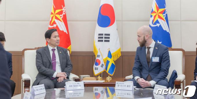 [사진] 김선호 국방부 차관, 스웨덴 민방위 장관과 면담