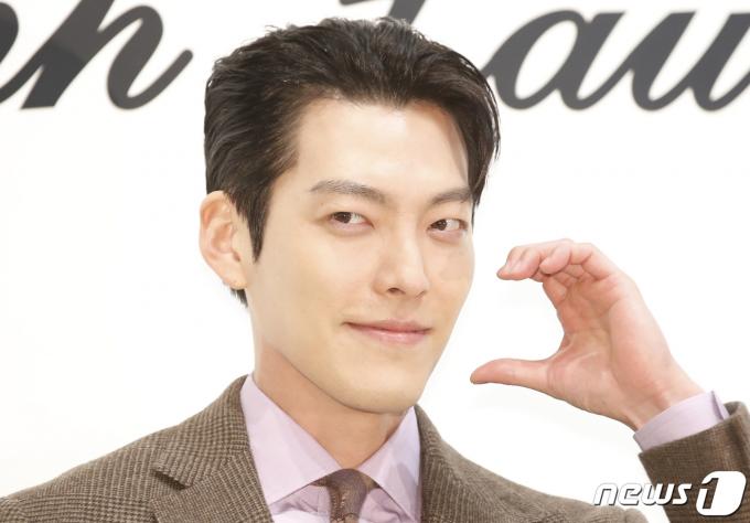 [사진] 김우빈, 내 볼에 하트
