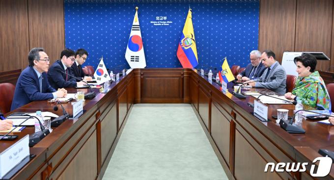 [사진] 에콰도르 외교장관과 회담하는 조태열 장관