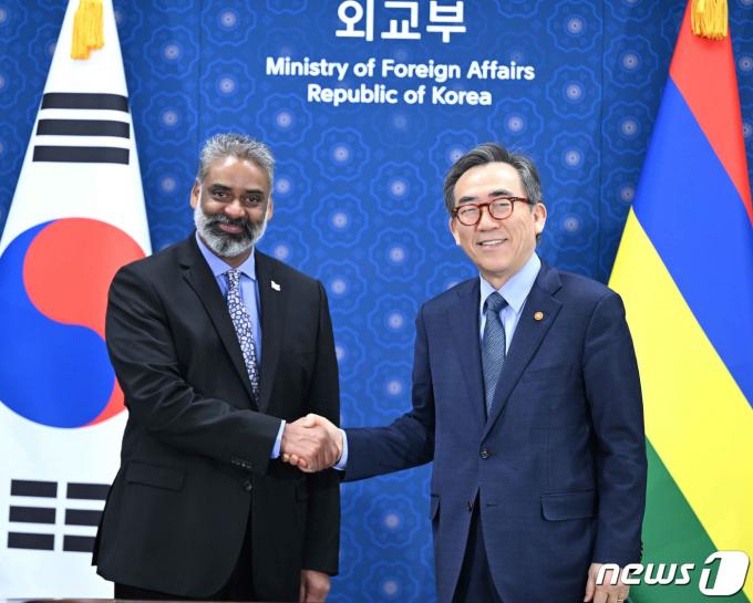 [사진] 모리셔스 외교장관 만난 조태열 장관