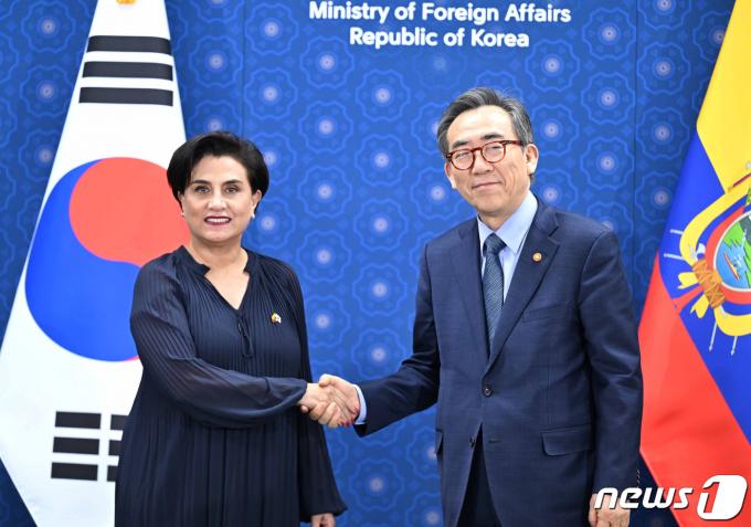[사진] 에콰도르 외교장관과 회담하는 조태열 장관