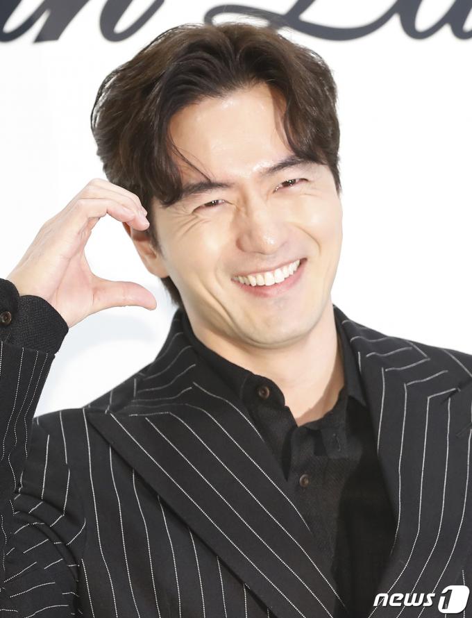 [사진] 이진욱, 볼 하트 플러팅