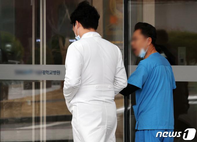 전공의들의 집단행동이 한 달 넘게 이어진 19일 서울의 한 대학병원에서 의료진이 의료현장으로 향하고 있다.2024.3.19/뉴스1 ⓒ News1 김진환 기자