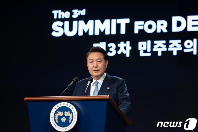 윤석열 대통령이 지난 18일 서울 중구 신라호텔에서 열린 제3차 민주주의 정상회의 장관급 회의 개회식에 참석해 환영사를 하고 있다. (대통령실 제공) 2024.3.18/뉴스1 ⓒ News1 오대일 기자