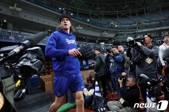 LA 다저스 개막전 선발 투수인 타일러 글래스노우가 미국프로야구(MLB) 공식 개막시리즈를 하루 앞둔 19일 오전 서울 고척스카이돔에서 훈련을 위해 그라운드로 나오고 있다. 2024.3.19/뉴스1 ⓒ News1 박정호 기자