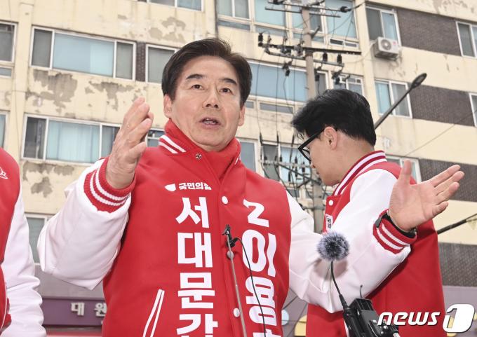 이용호 국민의힘 서대문갑 후보가 19일 오후 서울 서대문구 인왕시장에서 지지를 호소하고 있다. (공동취재) 2024.3.19/뉴스1 ⓒ News1 민경석 기자