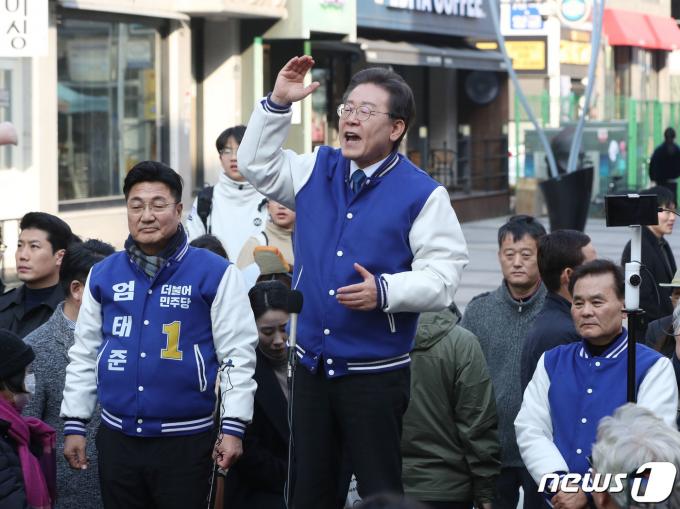이재명 더불어민주당 대표가 19일 오후 경기 이천시 이천중앙로 문화의거리에서 시민들에게 연설을 하고 있다. 2024.3.19/뉴스1 ⓒ News1 김영운 기자